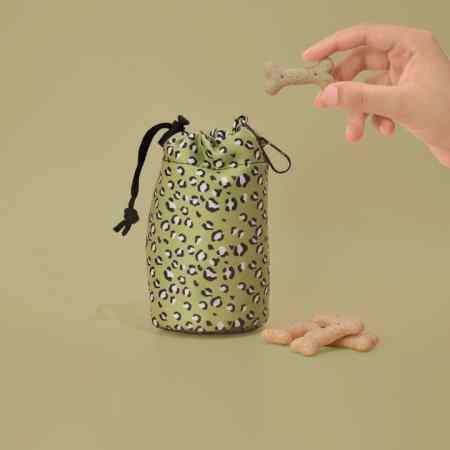 Accessoire ou friandise pour chien – design pratique et adapté au quotidien.